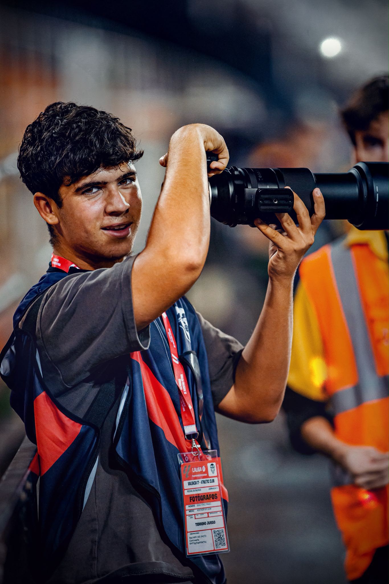 Diego Pérez trabajando como fotógrafo deportivo
